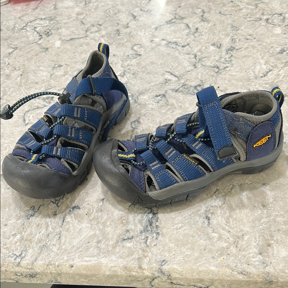 Blue Closed-Toe Sandals with Adjustable Straps and Grippy Sole